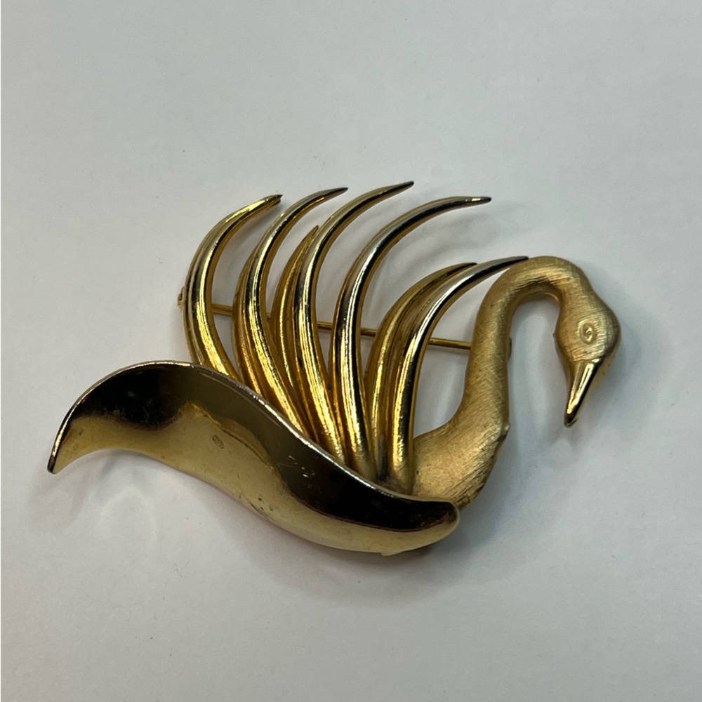 Vintage Yellow Gold Tone Giovanni Signed Swan Brooch Pin